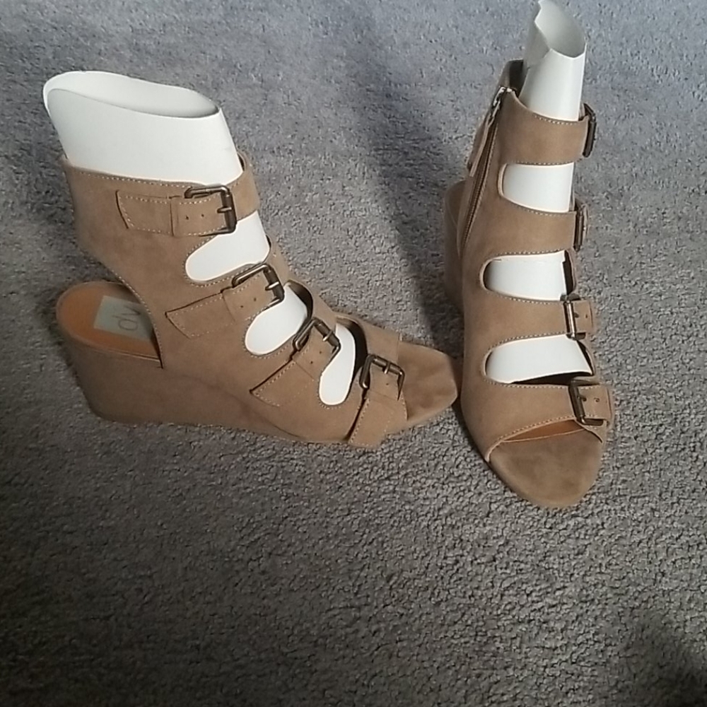 Women's strapped sandles